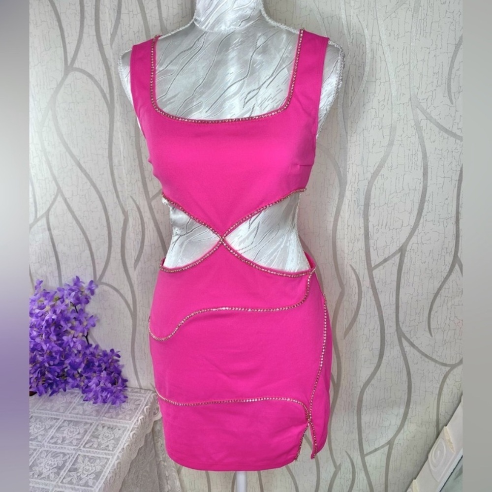 🌷 Vibrant Pink Rhinestone Sexy Backless Dress with Cut-Out Design 🌷